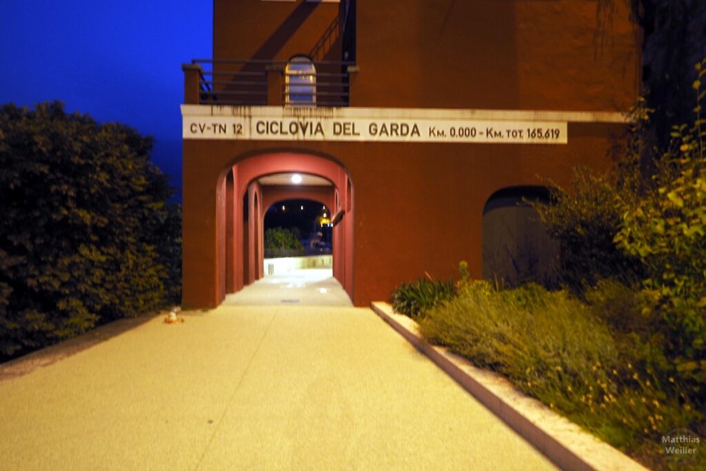 Portal Ciclovia del Garda in Riva bei Nacht