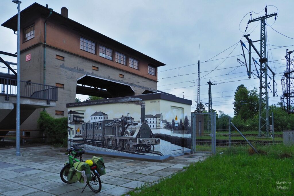 Memmenger Stellwerk mit historischem Eisenbahnbild, Velo