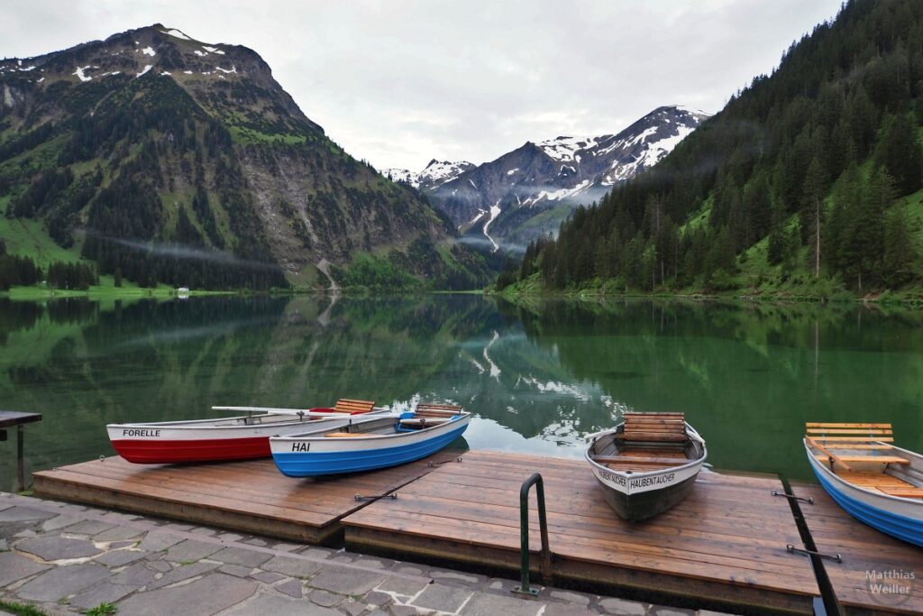 Vilsalpsee mit Bergkulisse und Ruderkähnen