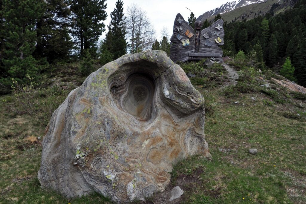 Gletschertrog und Holzskulptur Schmetterling