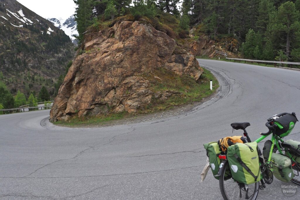 Spitzkehre mit Fels im Innenlauf, Velo