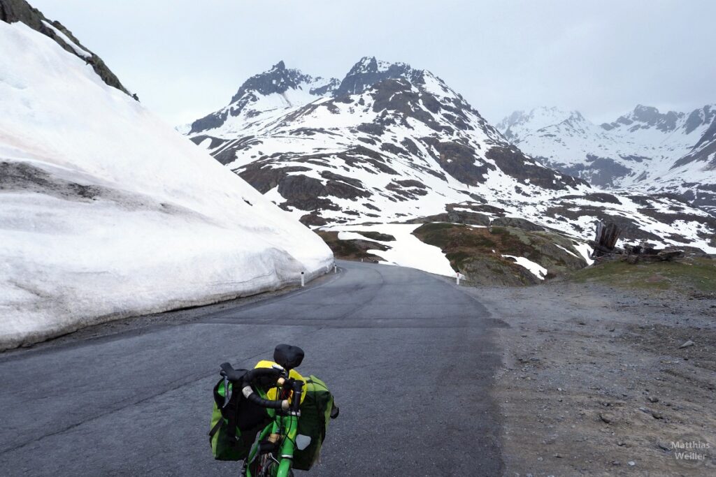 Straße zwischen Schneebergen auf Kaunertal-Gletscherstraße