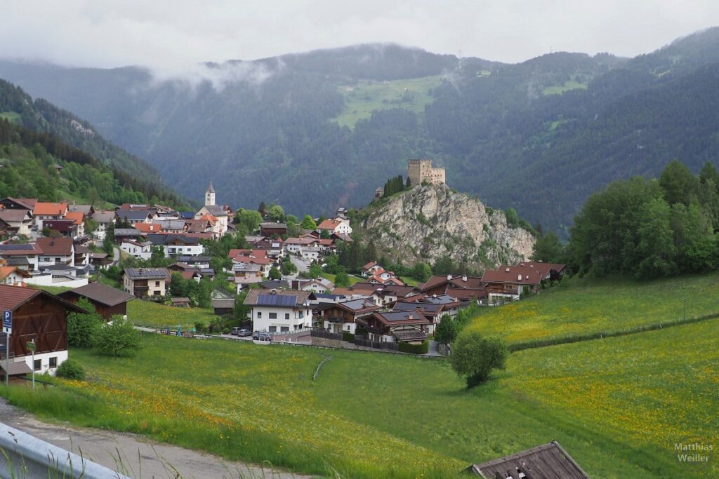 Burg Laudeck auf Fels mit Ladis