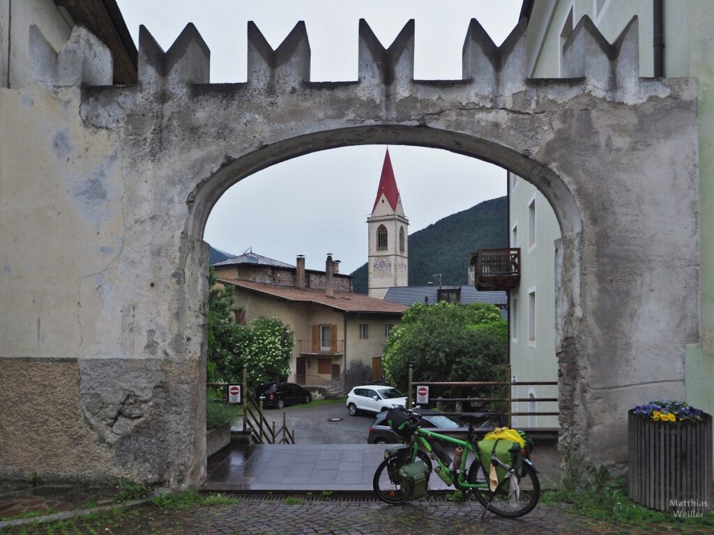 Velo in Zackentorbogen mit Kirche in Mals