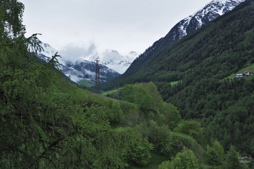 Talschluss mit beschneiten Bergen im Matschertal