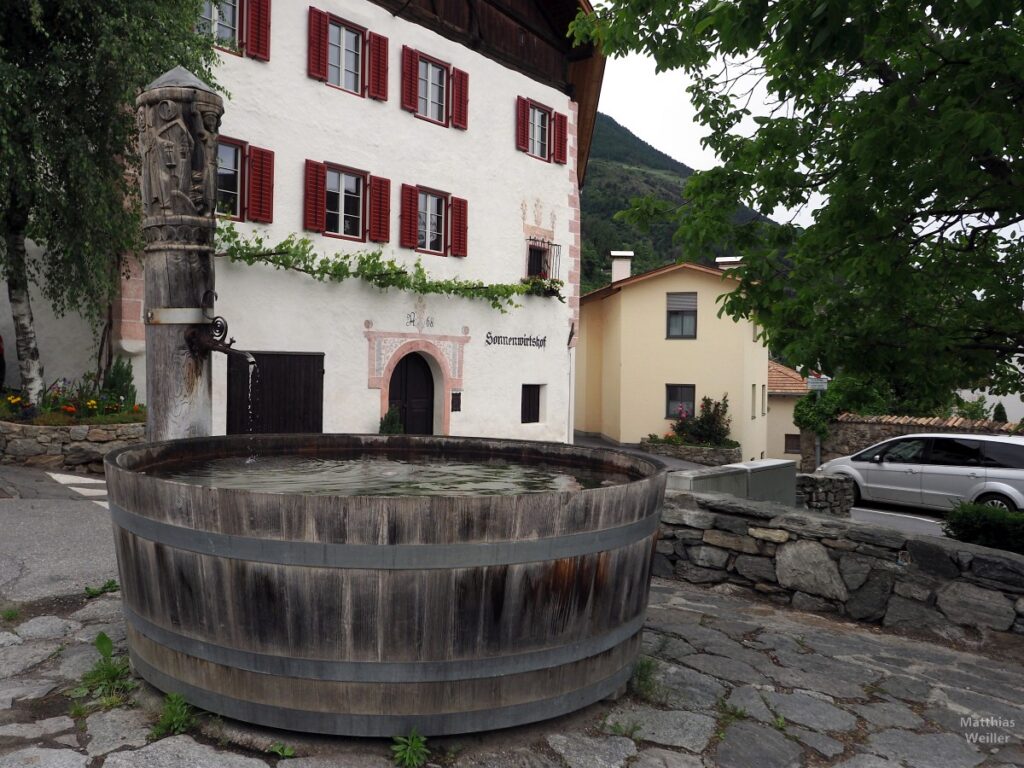 Brunnen und Wirtshof in Kortsch