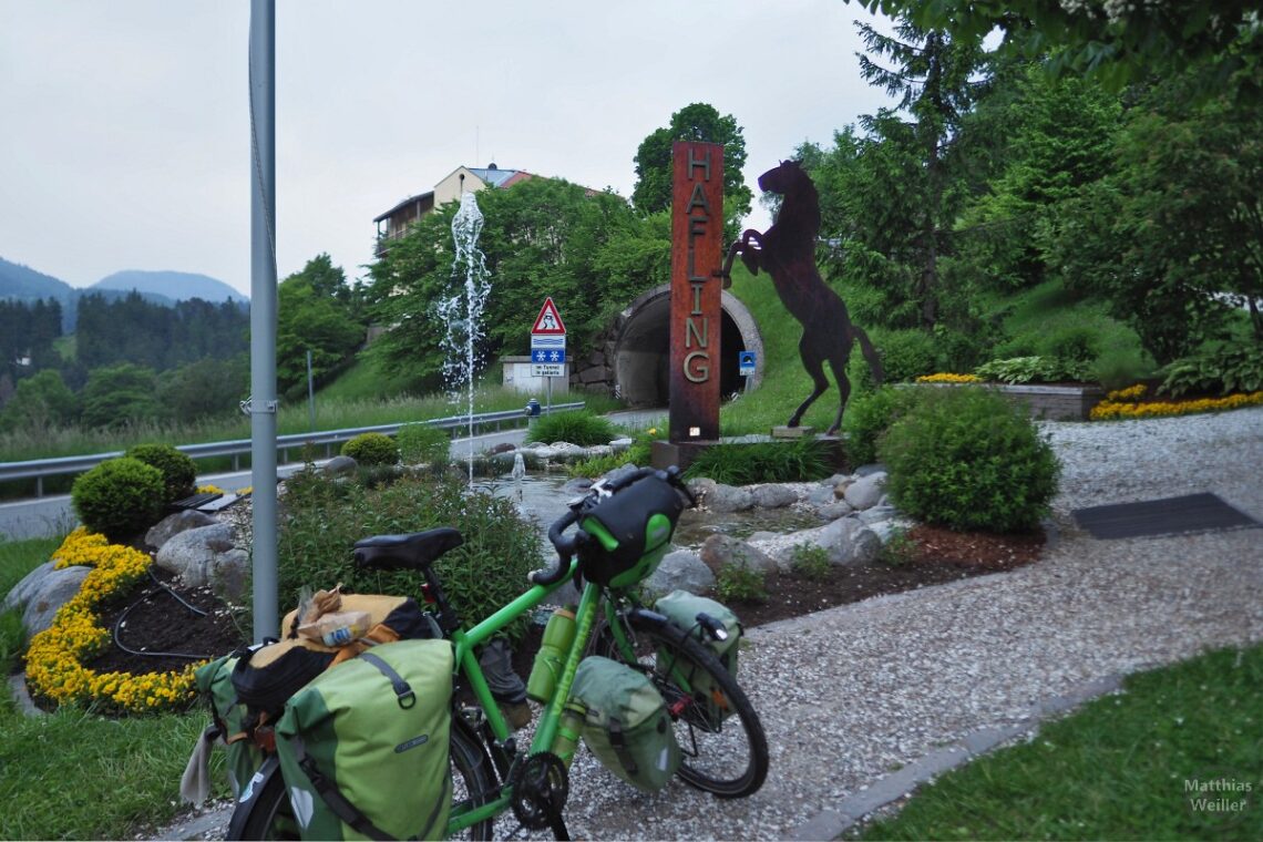 Skulptur Hafling mit Stahlstele und Springbrunnen, Velo