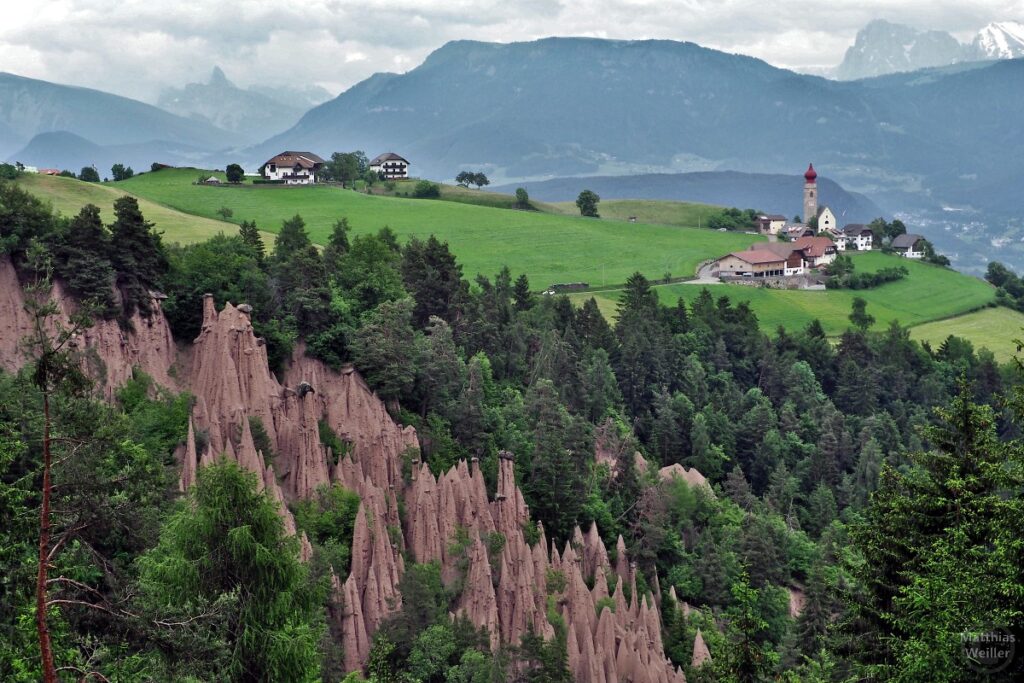 Erdpyramiden Lengmoos, weites Panorama mit Dorfhügel