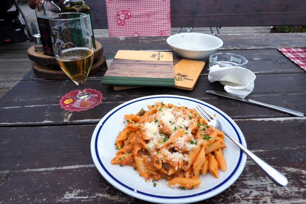 Hirtenmaccheroni mit Bier auf Almtisch