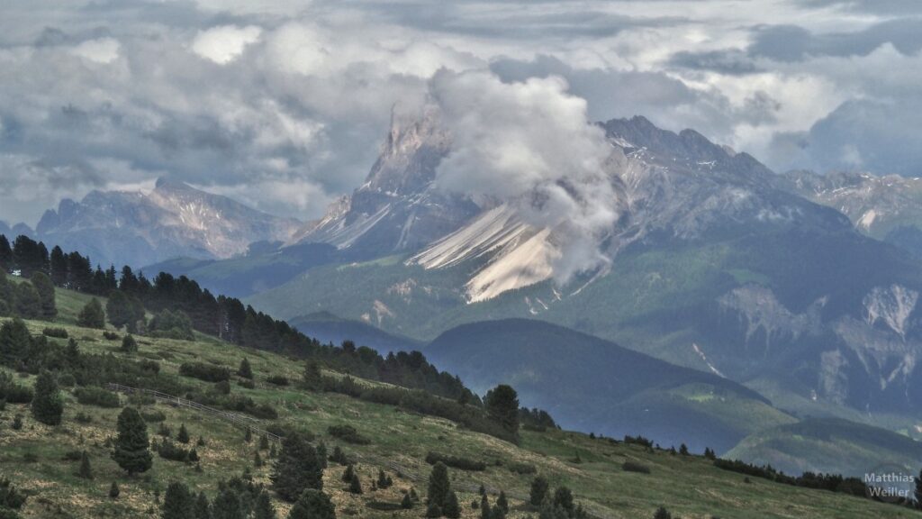 Blick auf Plose-Massiv, teils in Wolken