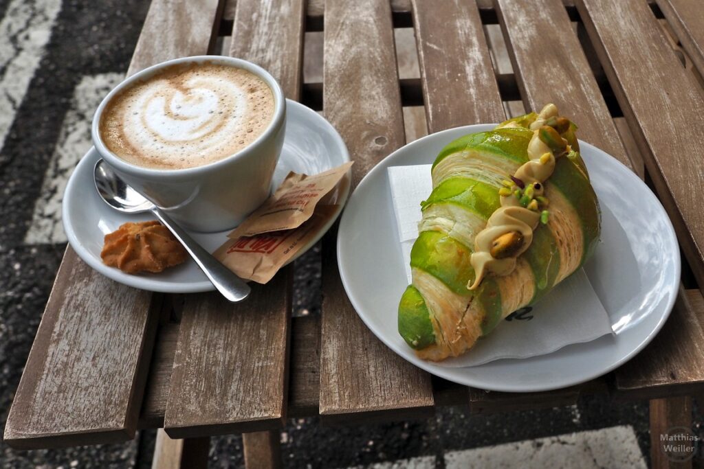 Pistazien-Croissant mit Cappuccino