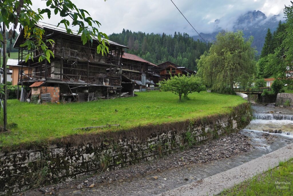 Historische Bauernhäuser in Caviola an Bergbach