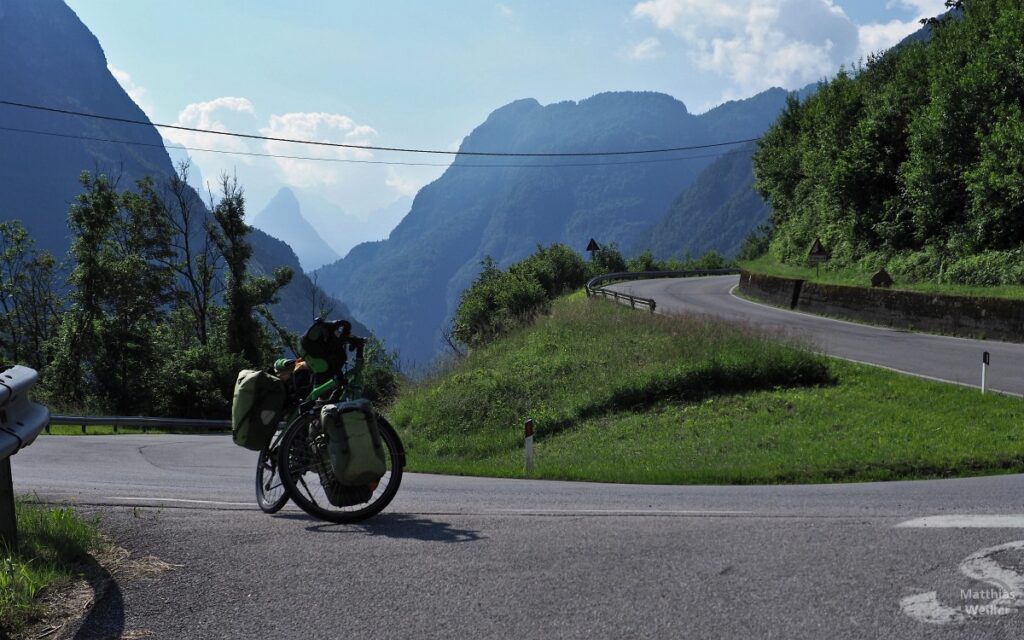 Kehre zum Forcella Franche mit Gipfelkulisse der Belluneser Dolomiten/Nationalpark. mit Velo