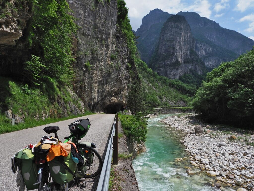 Val del Mis, mit Fluss, Straße, Velo, Bergen