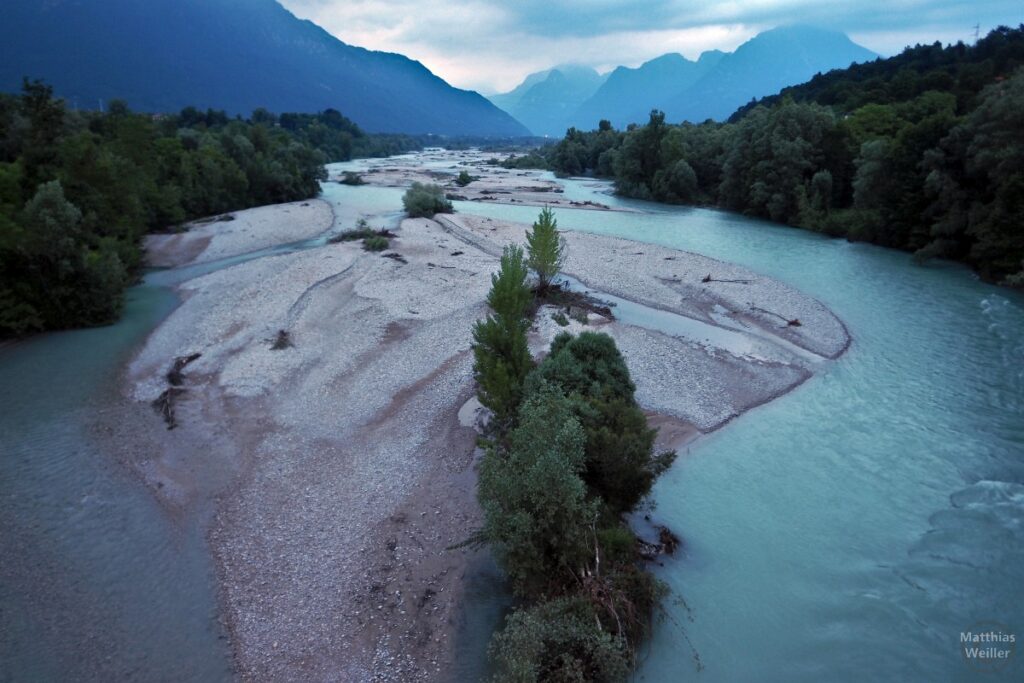 Blaues Piave-Kiesflussbett am Abend bei Belluno