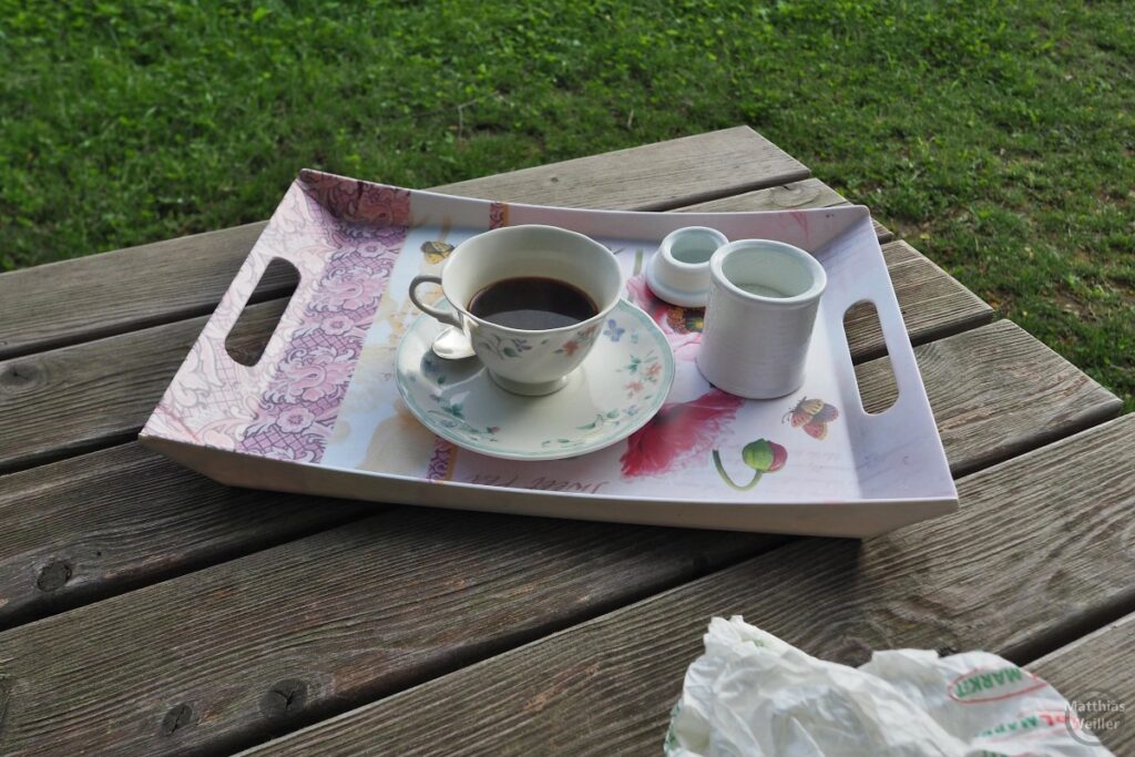 Tablett mit Kaffeetasse und Zuckerdose