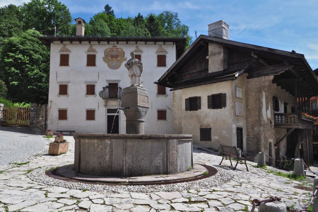 Brunnen mit Skulptur von Tizian, mit Geburtshaus