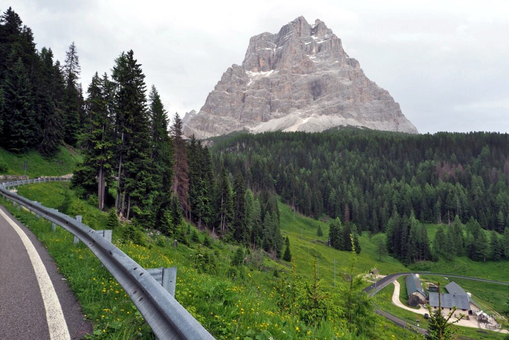 Alleinstehender Dolomitengipfel über Bergwald