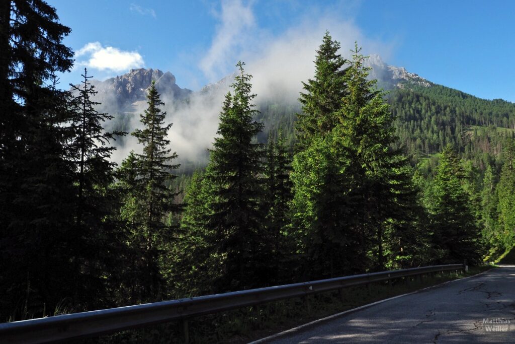 Aus den Nebelwolken auftauchende Berge beim Furkelpass