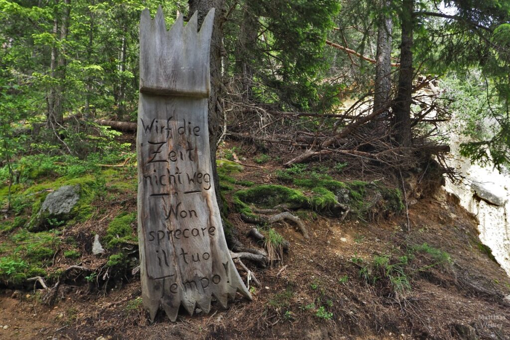 Holztafelsäule "Wirf die Zeit nicht weg"