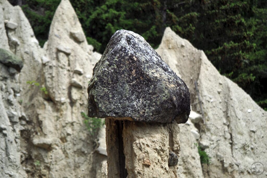 Detail Erdpyramide, Dreiecksdeckstein