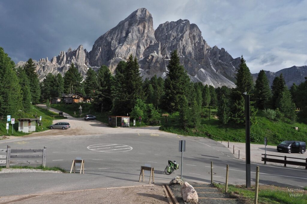 Bergkulisse am Würzjoch, mit Straße, Velo