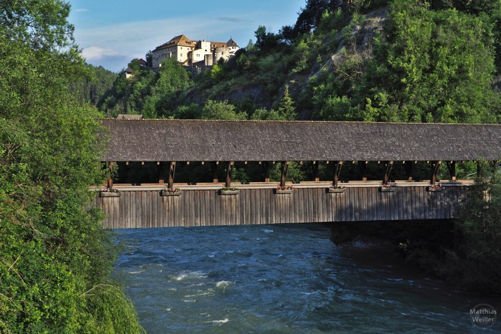 Hsitorische, überdachte Holzbrücke mit Sonnenburg im Hintergrund, St. Lorenzen