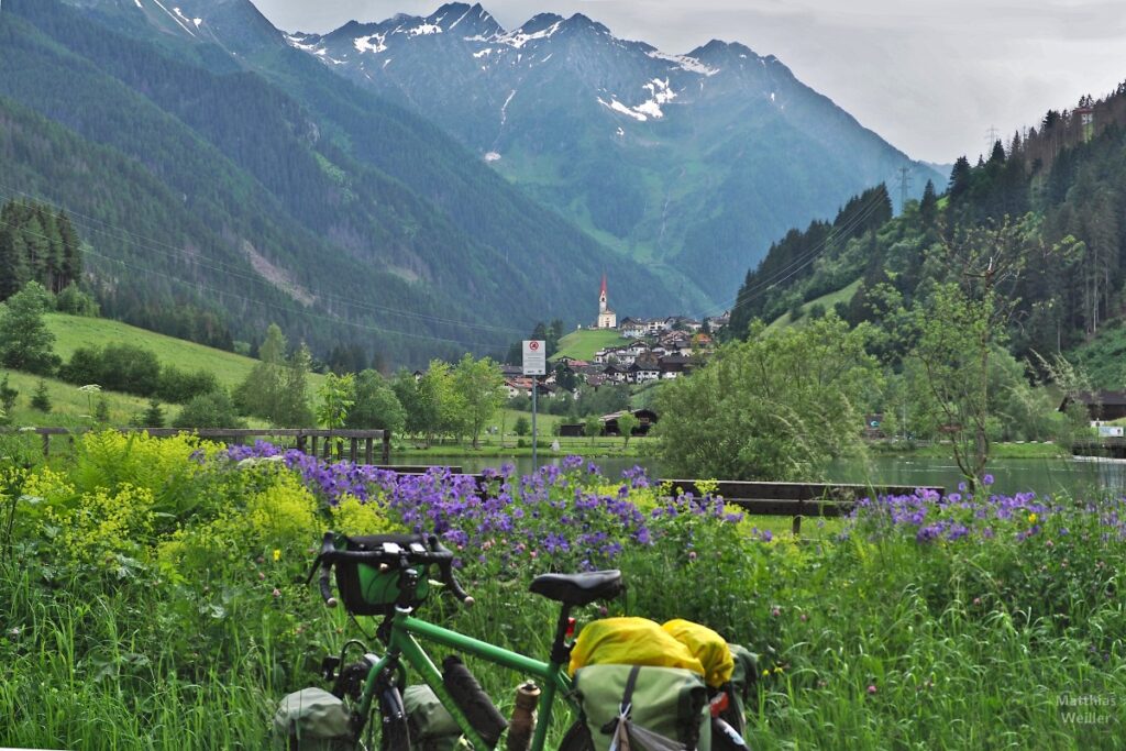 Meggima-See mit Mühlwald Dorf, mit Velo