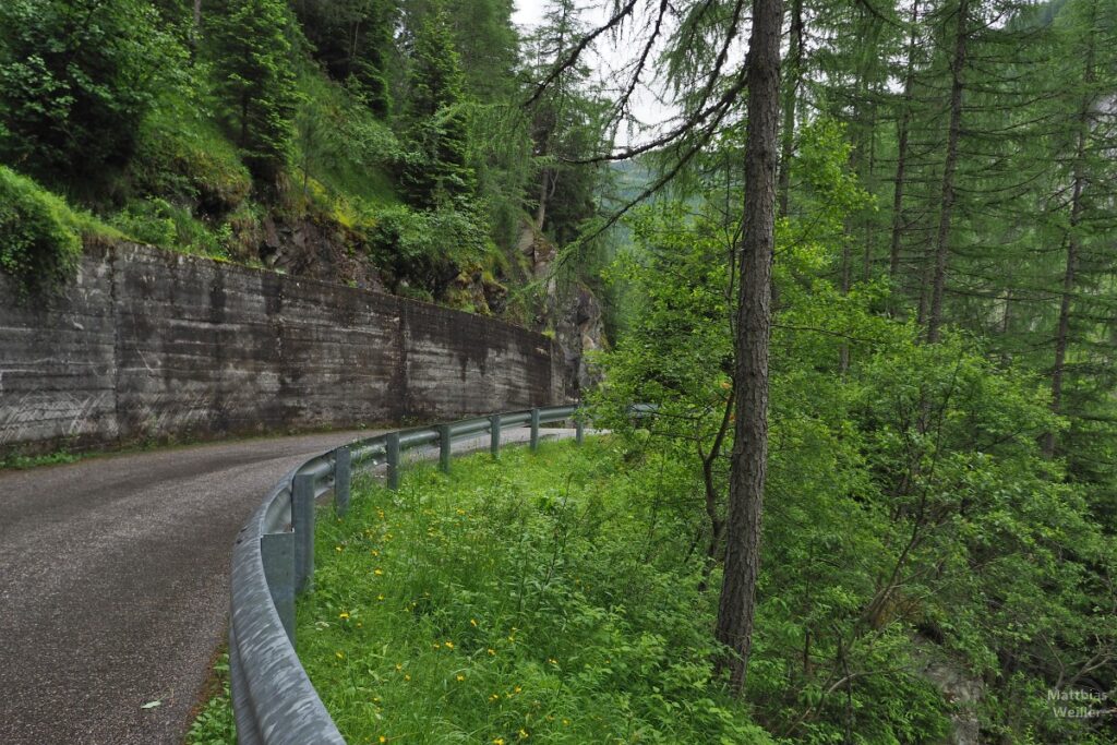 Straße an Bergmauer