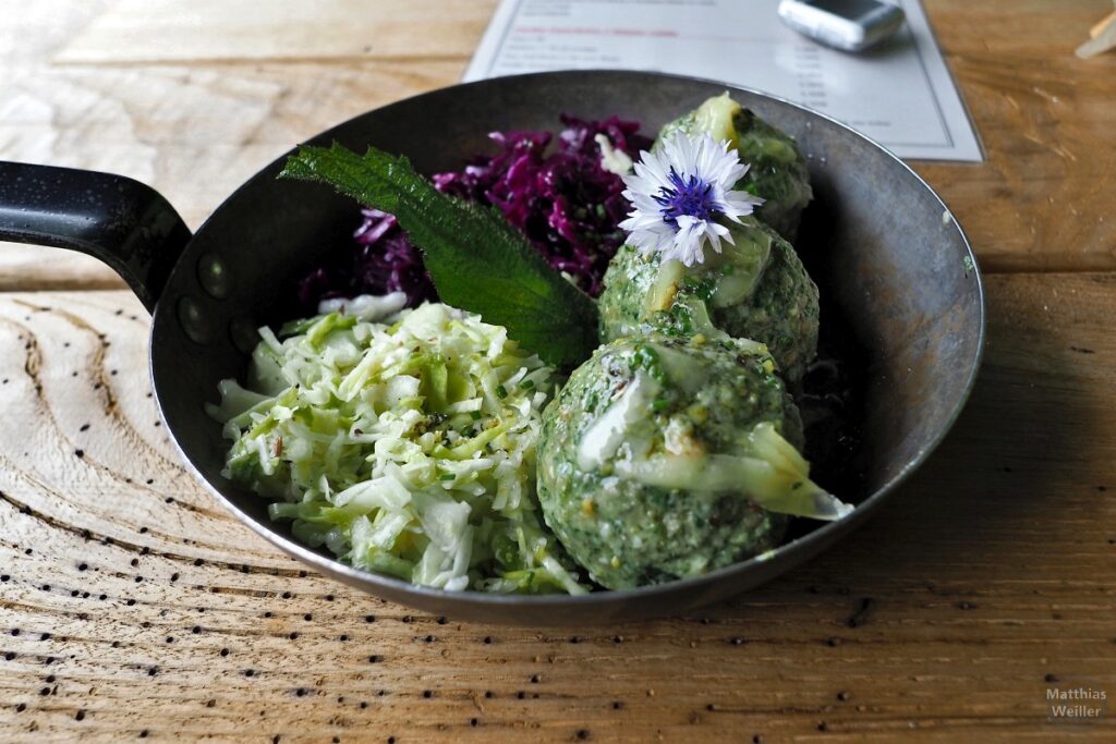 Spinatknödel mit Blumendekor und Salten in Pfanne