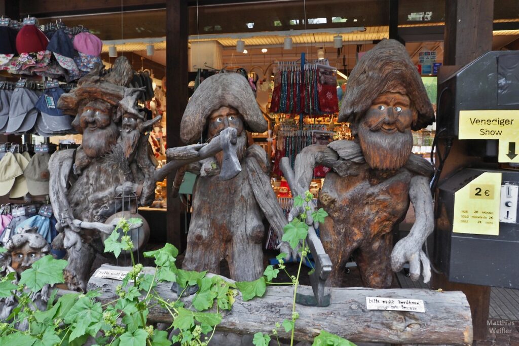 3 Holzskulpturen mit Äxten in Sand in Taufers