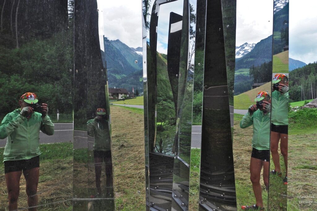 Selbstporträt fotografierend in Spiegelskulptur, Luttach