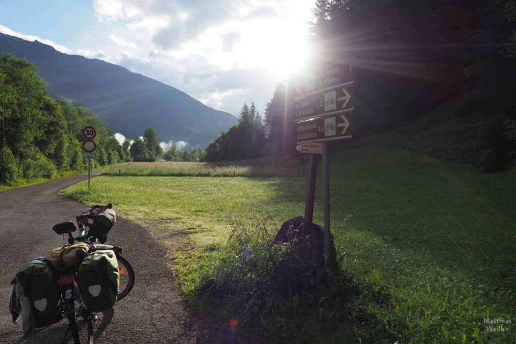 Radweg im Ahrntal bei St. Peter, Morgensonne im Gegenlicht, mit Velo