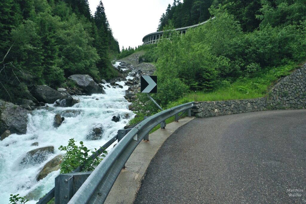 Kaskadenbach an Galeriestraße nach Rein in Taufers