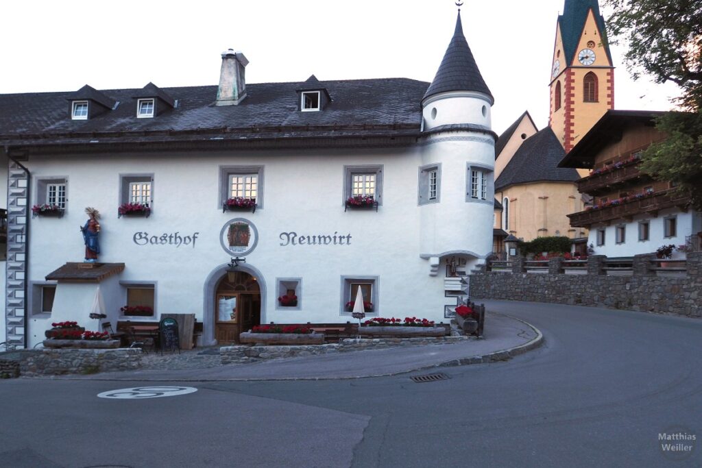 Gasthof Neuwirt mit Türmchenbau, Virgen