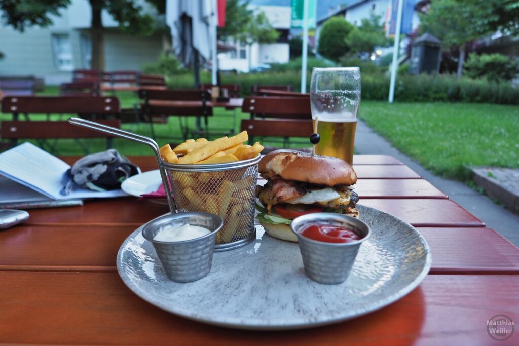 Burger mit Pommes und Bier