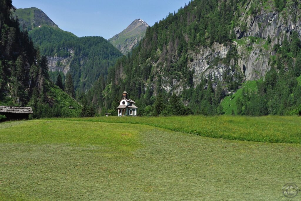 Hubertuskapelle Ströden auf Bergwiese und vor Bergkulisse