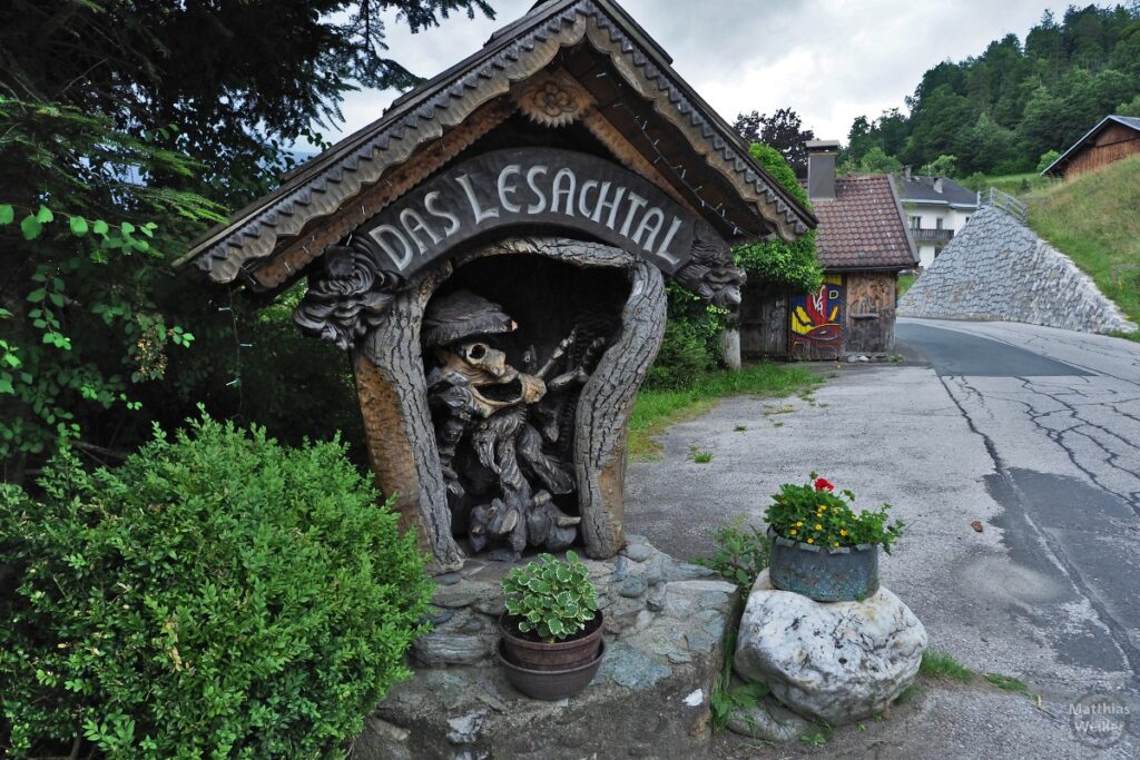 Schnitzfigur in Baumhöhlenskulptur "Das Lesachtal"