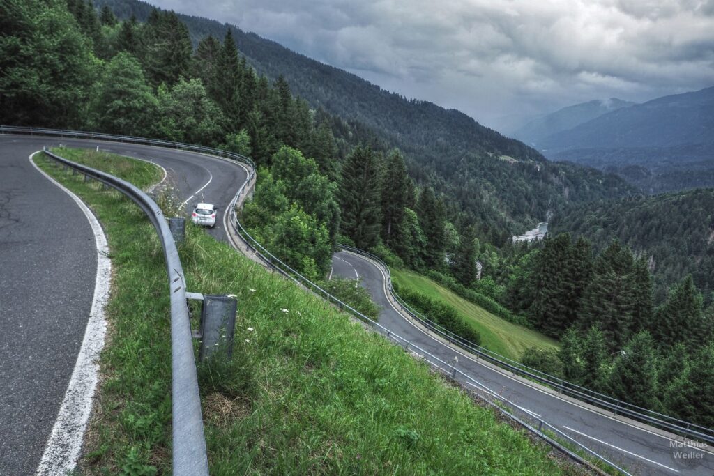 Straßenkehren im Lesachtal unter Wolken