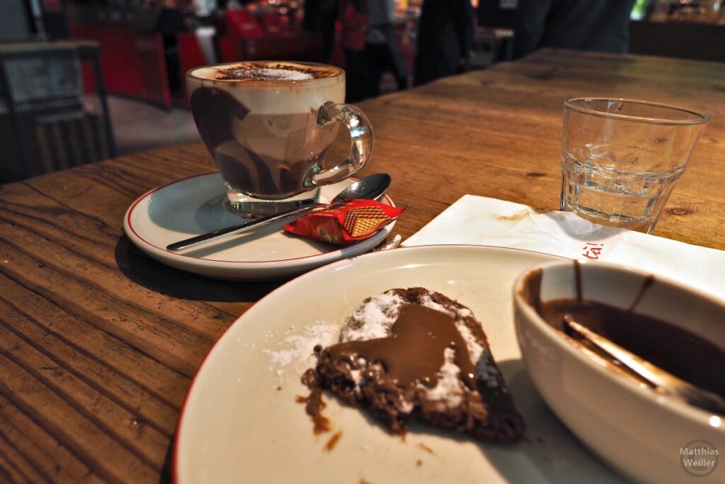 Glastasse mit heißer Schokolade und Schokowaffel Loaker