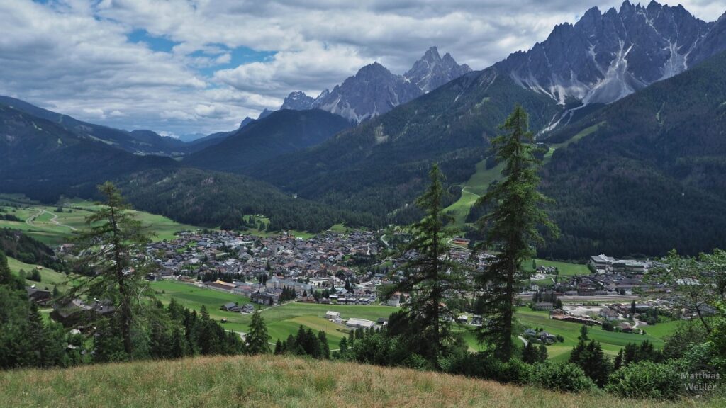 Blick von oben auf Innichen im Pustertal mit Bergkulisse