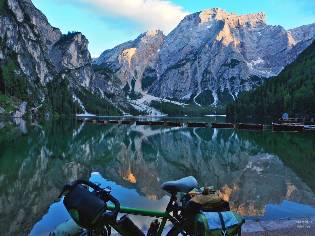 Pragser Wildsee mit Kähnen und Velo, gespiegelt Seefläche