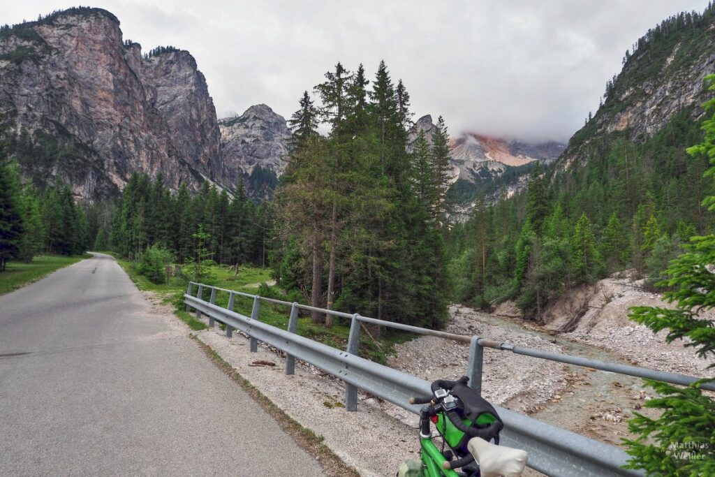 Blick auf Berkulisse Croda Rossa, mit Velo und Bergbach