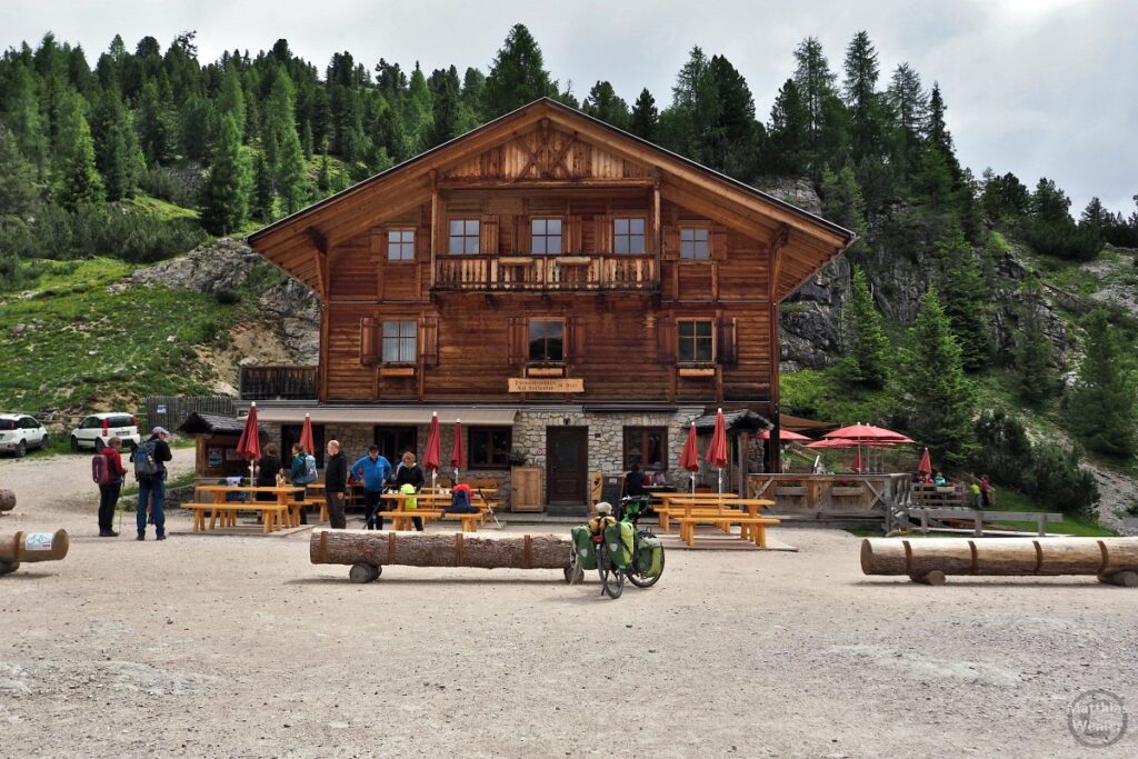 Dürrensteinhütte, mit Velo und Wanderern