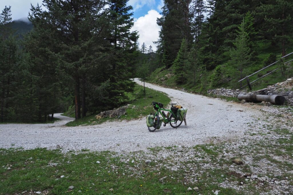 Spitzkehre auf Piste zwischen Dürrensteinhütte und Shcluderbach, Mit Velo