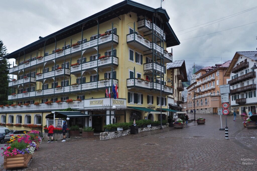 Hotel Viktoria und Fußgängerzone in Cortina d'Ampezzo