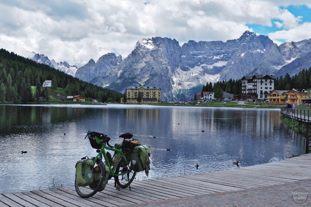 Lago Misurina mit historischen Hotels und Bergkulisse, mit Velo