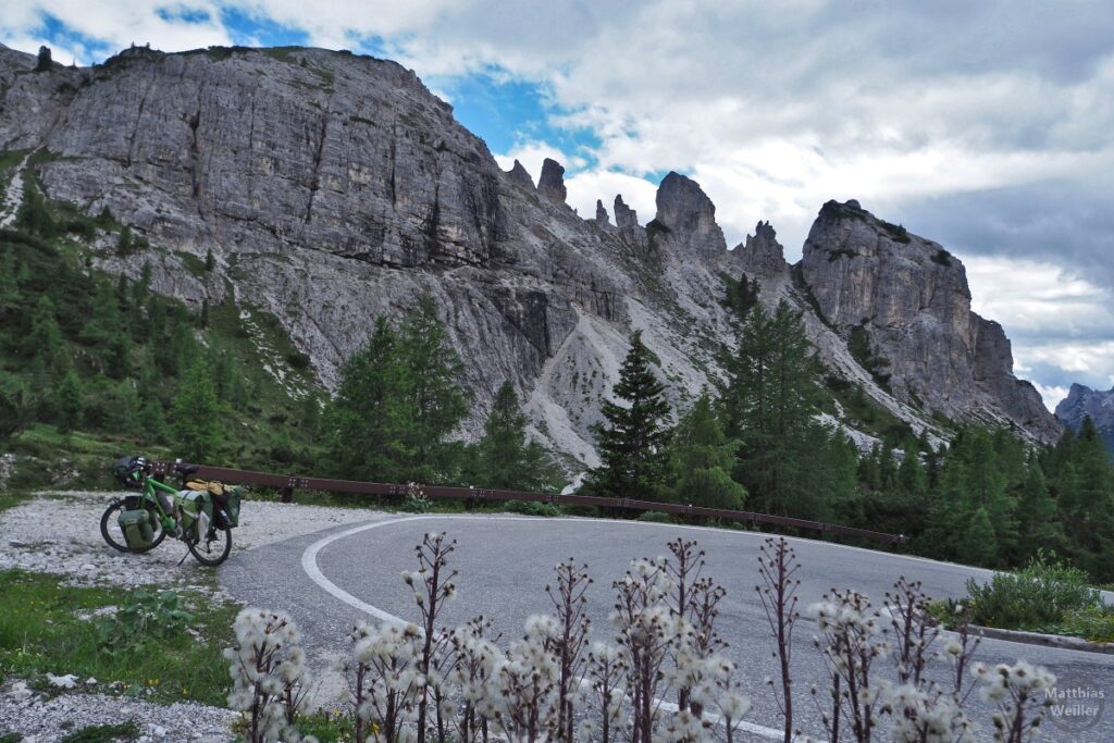 Spitzkehre in der Auffahrt zu den Tre Cime, mit Velo