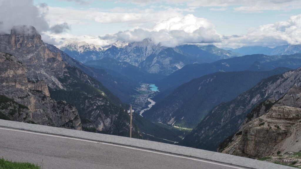 Blick vom Rifugio Auronzo ins Cadore-Tal mit dem Lago di Santa Caterina