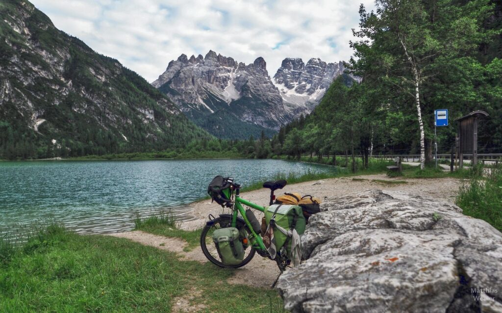 Ausblick über Dürrensee auf die Berggipfel, u.a. Drei Zinnen